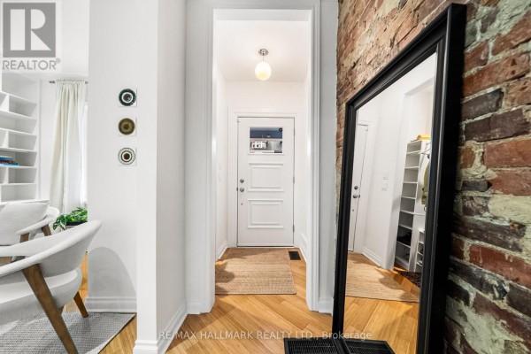Living room - 628 Ossington Avenue, Toronto, ON M6G3T5 Photo 3