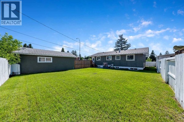 Living room - 629 Agate Crescent Se, Calgary, AB T2J0Z4 Photo 2