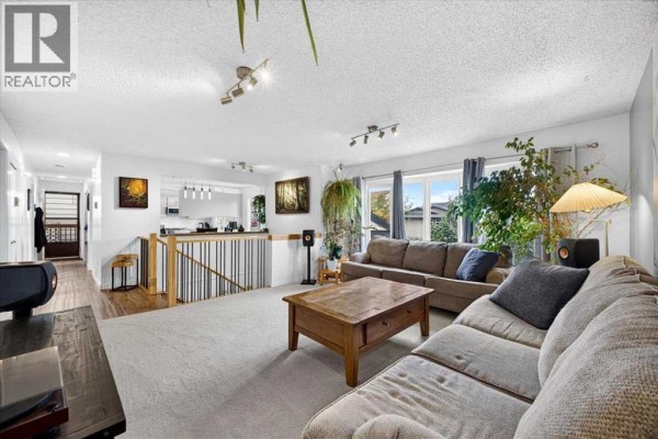 Kitchen - 63 Beaconsfield Way Nw, Calgary, AB T3K1W9 Photo 3