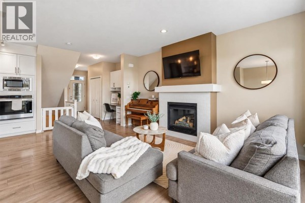 Living room - 63 Fireside Crescent, Cochrane, AB T4C2L4 Photo 4