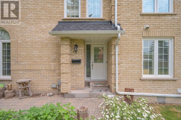 Kitchen - 63 Heathcliffe Square, Brampton, ON L6S5R3 Photo 4
