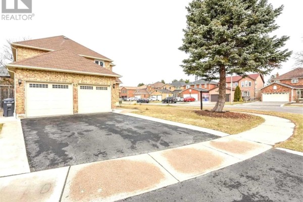 63 Lord Simcoe Drive, Brampton, ON L6S5G7 Photo 2