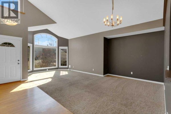 Dining room - 63 Mt Assiniboine Circle Se, Calgary, AB T2Z2N6 Photo 5