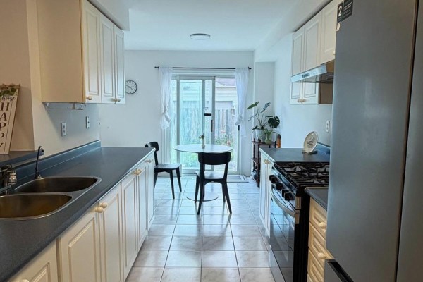 Kitchen - 63 Peninsula Crescent, Richmond Hill, ON L4S1V1 Photo 3
