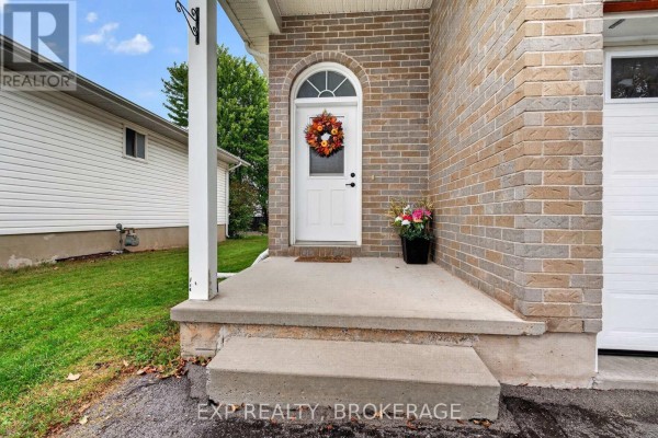 Kitchen - 63 Speers Boulevard, Loyalist, ON K7N1Y1 Photo 3