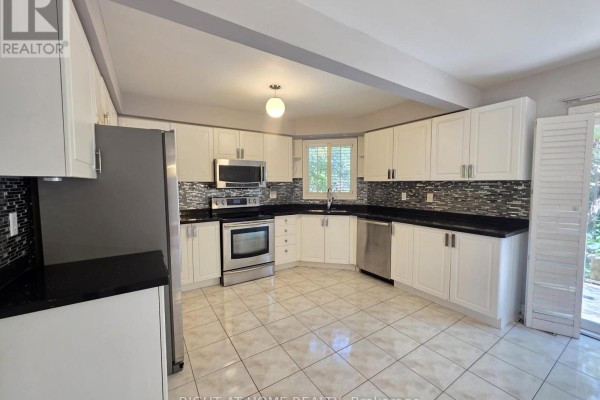 Family room - 63 Sunridge Street, Richmond Hill, ON L4E3T7 Photo 4