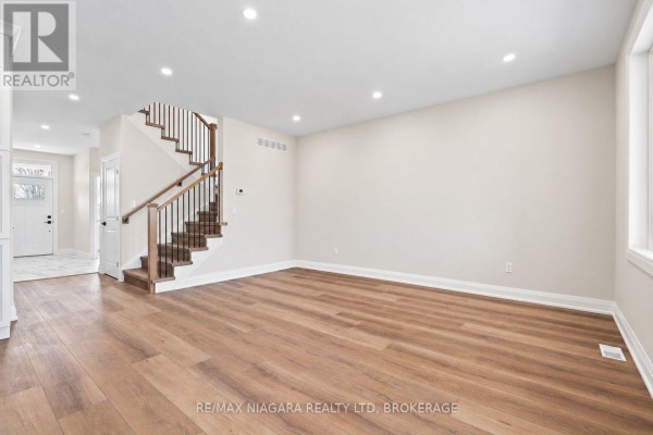 Kitchen - 63 Swan Avenue, Pelham, ON L3E0B1 Photo 4