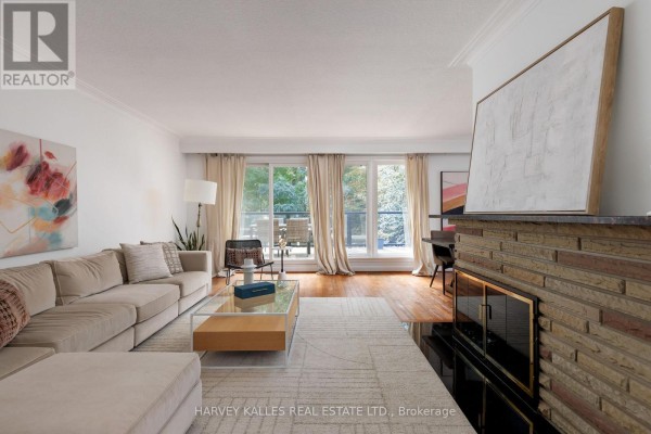 Living room - 63 Twyford Road, Toronto, ON M9A1W5 Photo 4