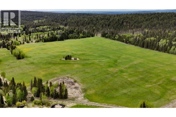 Eating area - 6300-6310 N Horse Lake Road, 100 Mile House, BC V0K2E3 Photo 3