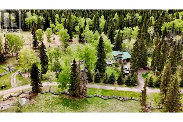 Living room - 6300-6310 N Horse Lake Road, 100 Mile House, BC V0K2E3 Photo 5
