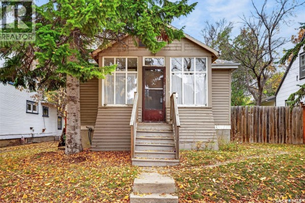 Living room - 631 7th Street E, Saskatoon, SK S7X0X8 Photo 2