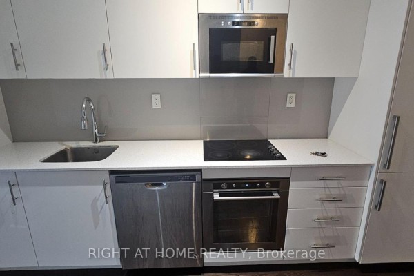 Living room - 632 - 460 Adelaide Street E, Toronto, ON M5A0E7 Photo 5