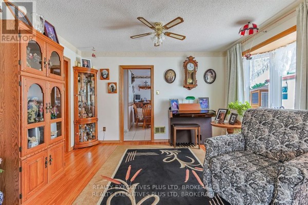 Bedroom 3 - 6322 Monroe Street, Niagara Falls, ON L2G2G8 Photo 5