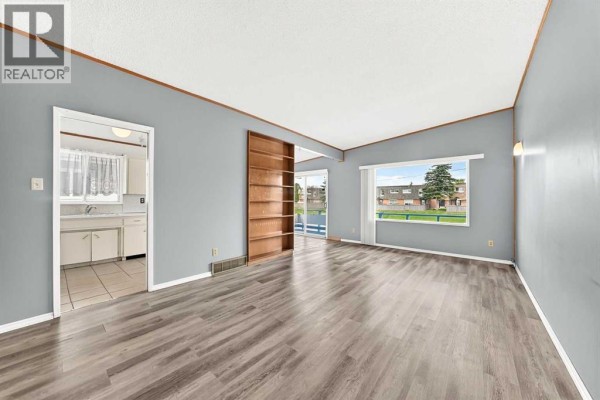 4pc Bathroom - 6329 Centre Street Nw, Calgary, AB T2K0V3 Photo 3