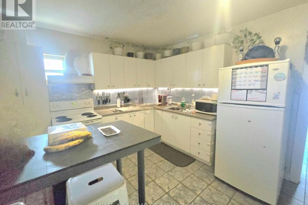 Kitchen - 633 Greenwood Avenue, Toronto, ON M4J4B1 Photo 4