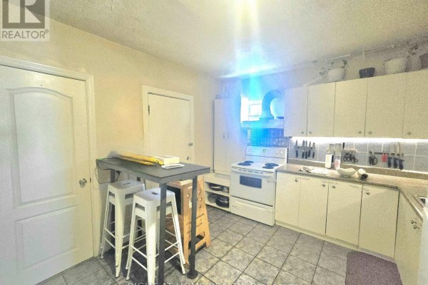 Bathroom - 633 Greenwood Avenue, Toronto, ON M4J4B1 Photo 5