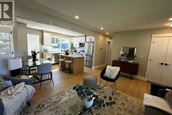 Living room - 635 104 Avenue Sw, Calgary, AB T2W0A4 Photo 4