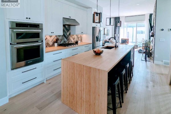 Kitchen - 635 20 Avenue Ne, Calgary, AB T2E1R6 Photo 2