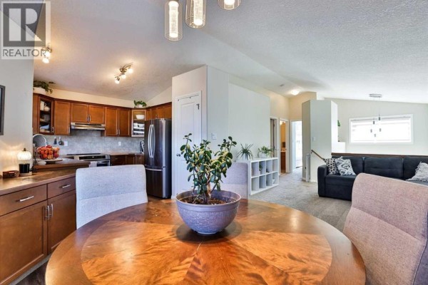 Living room - 635 Aberdeen Crescent W, Lethbridge, AB T1J5A9 Photo 5