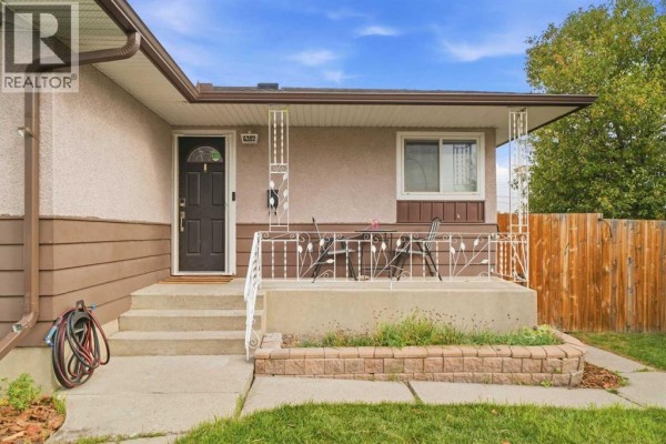 Bedroom - 6352 Travois Crescent Nw, Calgary, AB T2K3S7 Photo 3
