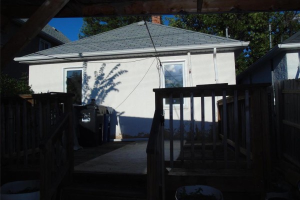 Living room - 636 Agnes Street, Winnipeg, MB R3E1X7 Photo 2