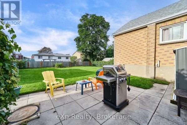 Kitchen - 638 Laval Court, Oshawa, ON L1J6X1 Photo 2
