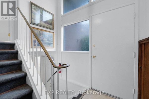 Primary Bedroom - 639 Irwin Crescent, Newmarket, ON L3Y5A1 Photo 4