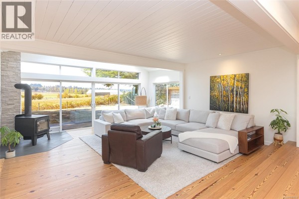 Den - 6390 Welch Rd, Central Saanich, BC V8M1W7 Photo 3