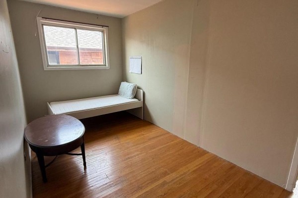 Living room - 64 Ashburnham Road, Toronto, ON M6H2K5 Photo 5