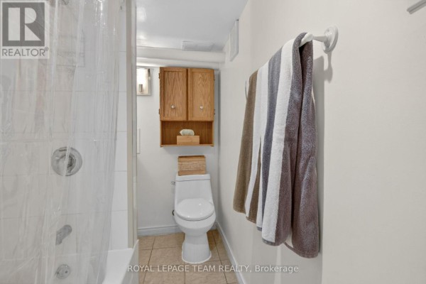 Bathroom - 64 Delaware Avenue, Ottawa, ON K2P0Z3 Photo 4