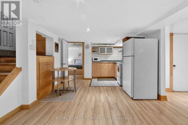 Kitchen - 64 Delaware Avenue, Ottawa, ON K2P0Z3 Photo 5