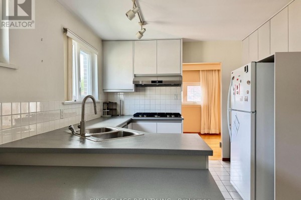 64 Grove Park Crescent, Toronto, ON M2J2C8 Photo 5