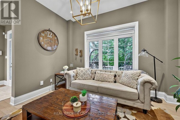 Family room - 64 Manor Glen Crescent, East Gwillimbury, ON L0G1M0 Photo 5