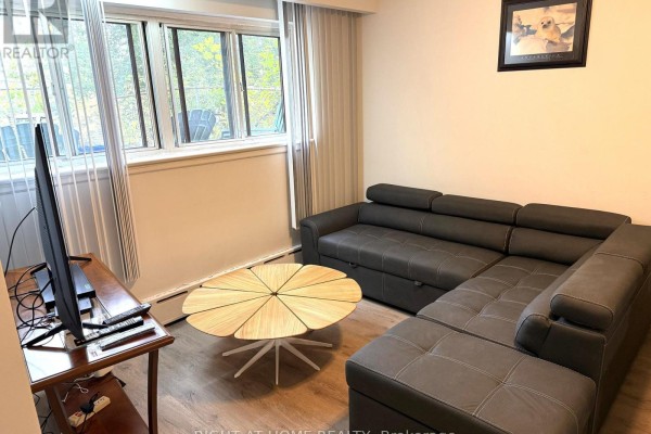 Living room - 64 Purdon Drive, Toronto, ON M3H4X1 Photo 5