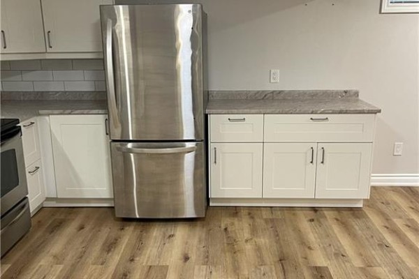 4pc Bathroom - 64 West 25th Street Unit# Lowerlevel, Hamilton, ON L9C4X2 Photo 5