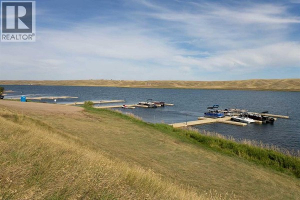 Family room - 64 White Pelican Way, Rural Vulcan County, AB T1R0X5 Photo 4