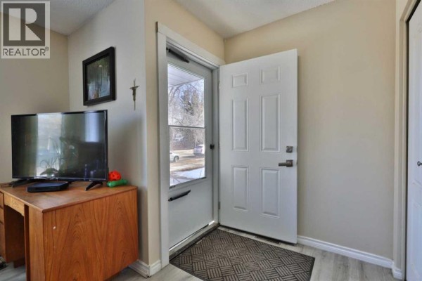 6403a 49 Avenue, Camrose, AB, photo 2