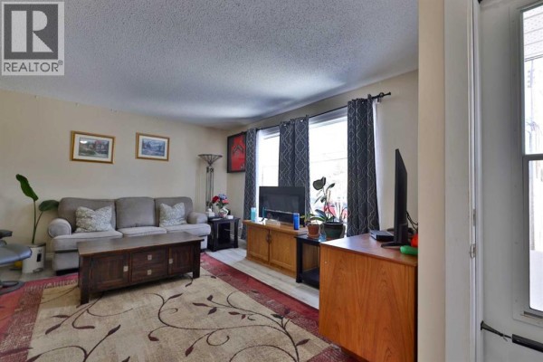 6403a 49 Avenue, Camrose, AB, photo 3