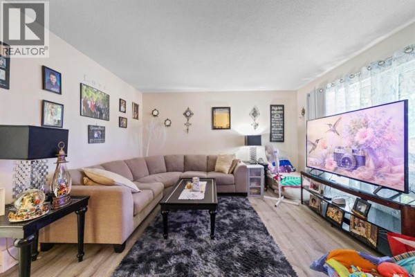 2pc Bathroom - 6404a 45 Avenue, Camrose, AB T4V0C2 Photo 4