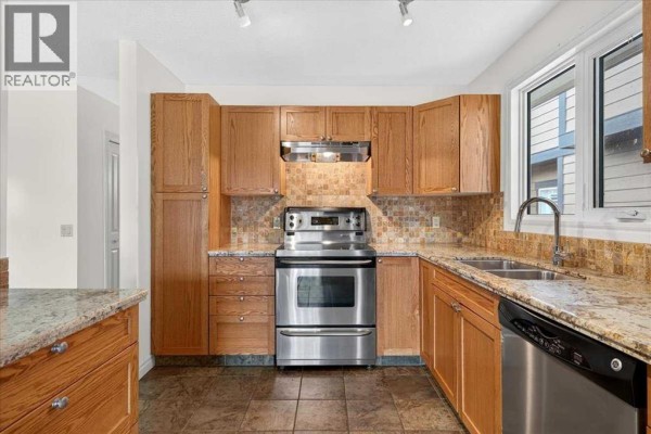 Kitchen - 6407 34 Avenue Nw, Calgary, AB T3B1M9 Photo 4