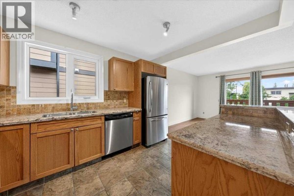 Living room - 6407 34 Avenue Nw, Calgary, AB T3B1M9 Photo 5