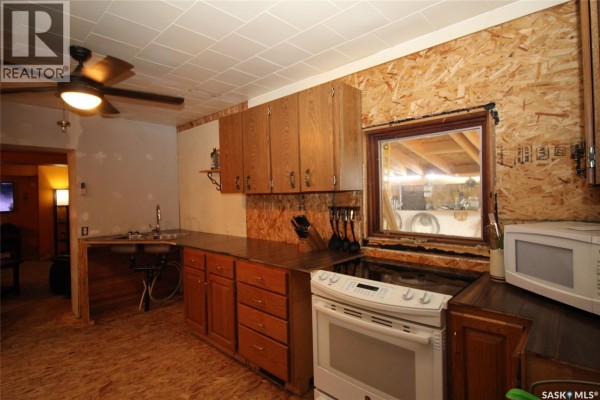 Living room - 641 Railway Avenue, Eastend, SK S0N0T0 Photo 3