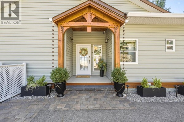 4pc Bathroom - 642 Mountain Drive, Vernon, BC V1H2B7 Photo 5