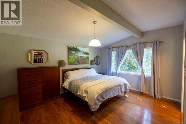 Living room - 6420 Chatham Ave, Port Hardy, BC V0N2P0 Photo 4