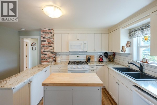 Full bathroom - 6430 Spartan Street, Oliver, BC V0H1T0 Photo 4