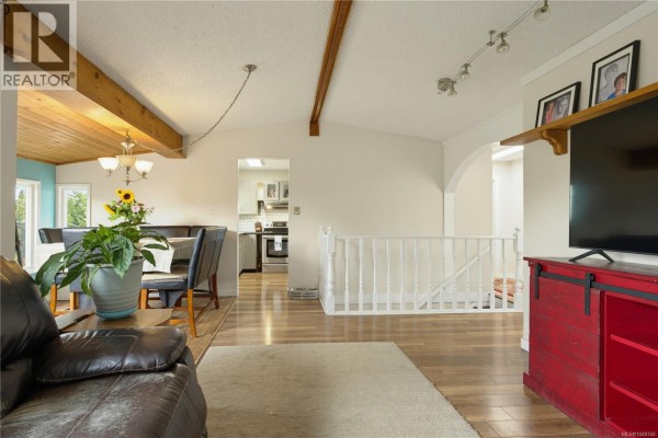 Living room - 644 Hamilton Ave, Nanaimo, BC V9R4G4 Photo 5