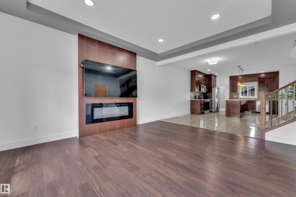 Kitchen - 6454 177a Av Nw, Edmonton, AB T5Y3X2 Photo 3