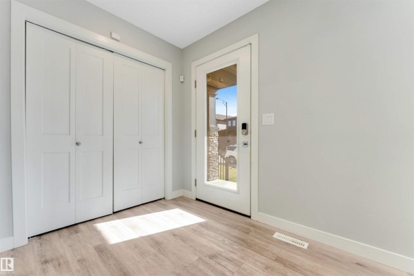 Kitchen - 6466 177a Av Nw, Edmonton, AB T5Y3X2 Photo 3