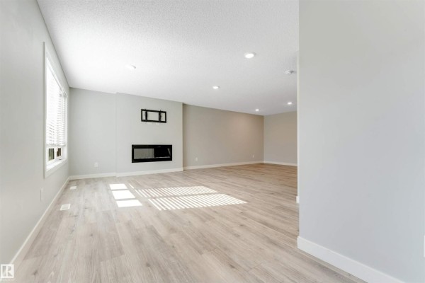 Primary Bedroom - 6466 177a Av Nw, Edmonton, AB T5Y3X2 Photo 4