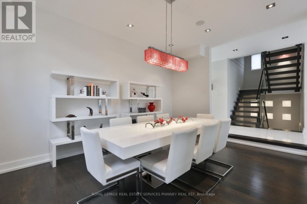 Living room - 647 Montbeck Crescent, Mississauga, ON L5G1P1 Photo 5